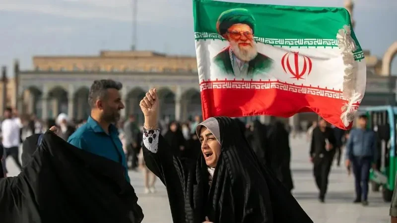 perempuan membawa bendera Ayatollah Ali Khamenei