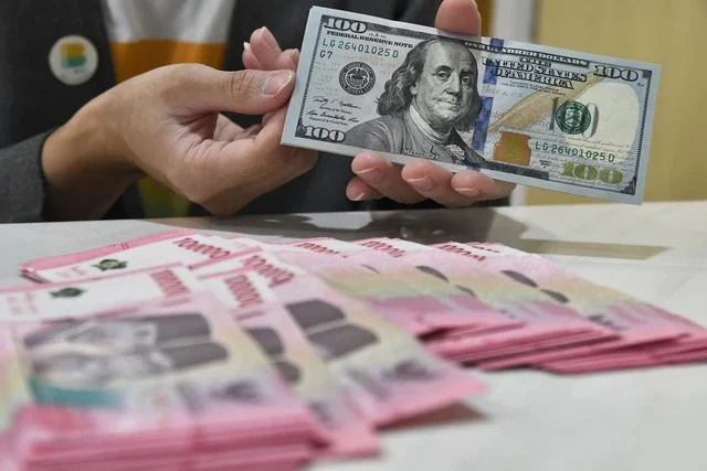 Rupiah Tembus Rp18.000 per Dolar AS