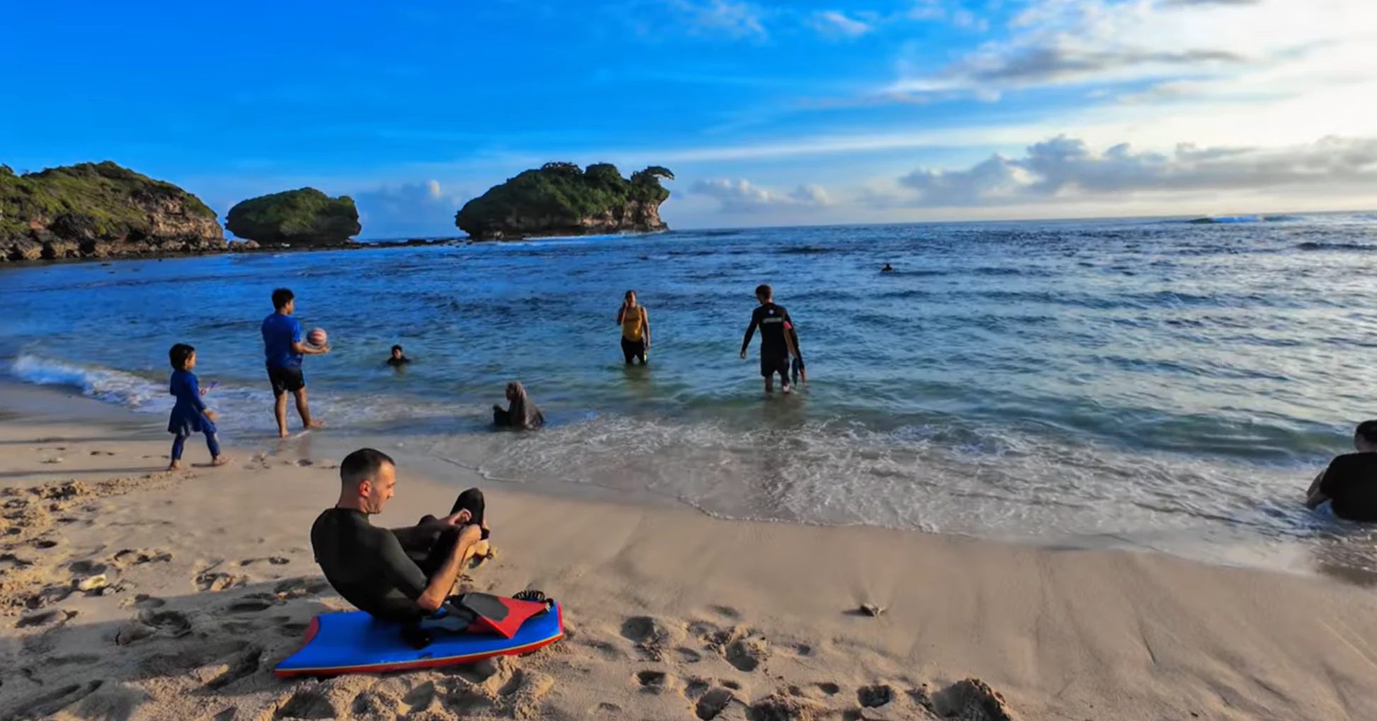 Pantai Watukarung Pacitan, Surga Ombak Kelas Dunia yang Menjadi Magnet Wisatawan Mancanegara