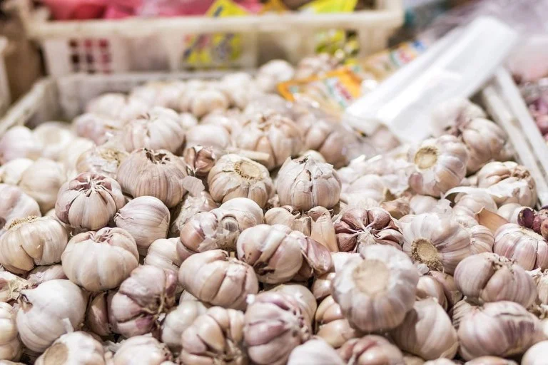 Harga Bawang Putih Naik hingga Rp100 Ribu per Kg, BPS Ungkap Penyebab Utama Bukan Kelangkaan