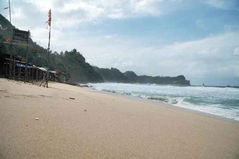 Pantai Nyawiji Pacitan