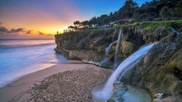 Pantai Banyu Tibo