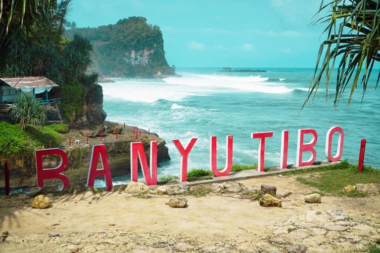 Pantai Banyu Tibo Pacitan