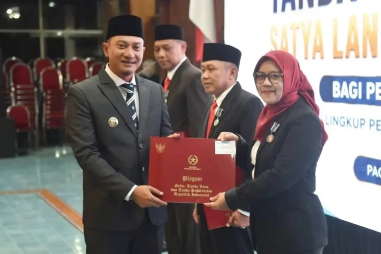 Bupati Pacitan Serahkan Satyalancana Karya Satya kepada 113 PNS
