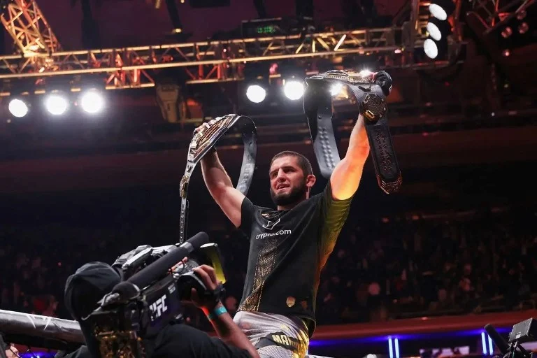 Islam Makhachev Pertahankan Gelar UFC, Wajah Babak Belur Tak Goyahkan Rekor