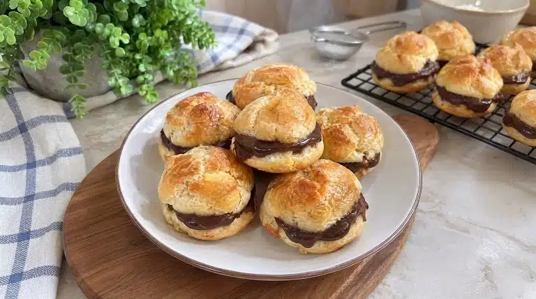 Kue Soes Lumer Cokelat, Lembut dengan Isian Cokelat yang Creamy