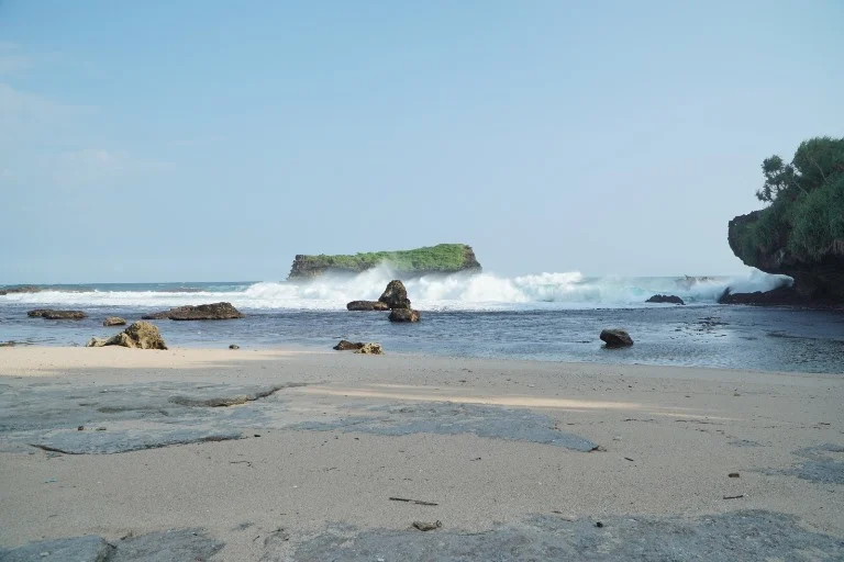 Pantai Nggeben Pacitan, Pesona Sunyi di Balik Tebing Karst dan Cerita Misterius
